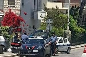 Malore fatale in strada, muore una donna