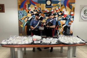 Mamma 71enne e figlio 34enne in auto con 15 chili di cocaina