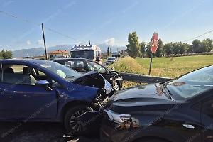 Carambola di tre auto all'incrocio, due feriti