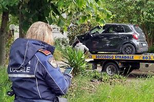 Sorpresi dalla Polizia Locale con l'auto pirata, inseguimento e fuga a piedi