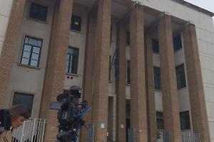 Furto nel mobilificio incendiato: arresto convalidato, tre giovani a processo