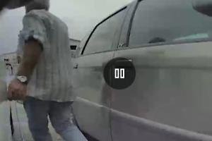 Riga le auto in sosta alla stazione: vandalo ripreso in video