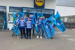 Scioperano i lavoratori della Lidl, proteste nei punti vendita della provincia