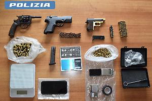 Armi e droga nascosti in un borsone, arrestato dalla Polizia