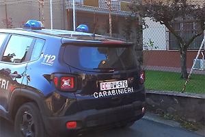 Minacciano e picchiano il commerciante per rubare alcolici: denunciati in due a Norma