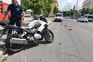 Scontro tra moto e auto: grave un 65enne, apprensione per una donna incinta