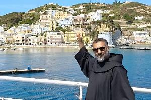 Ponza saluta padre Francesco: commozione e affetto per il parroco che ha unito la comunità