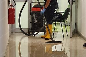 Pioggia intensa nel pomeriggio, disagi all'ospedale Goretti: esplodono le fognature