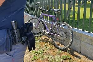 Investe un giovane in bicicletta e scappa, caccia all'auto pirata