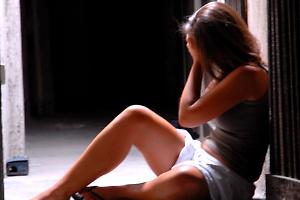 Palpeggia una minorenne e le invia foto intime, condannato a 6 anni