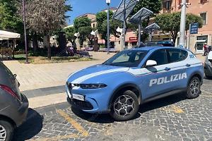 Accoltellato dopo la lite in piazza: aggressore bloccato dalla polizia
