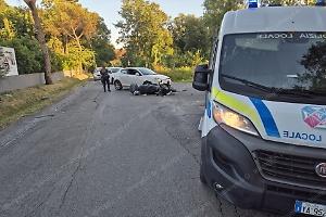 Scontro tra maxi scooter e auto: ferito un 50enne