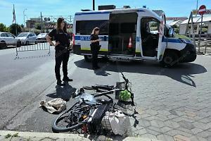 Investito in bici nel parcheggio del centro commerciale, grave un anziano