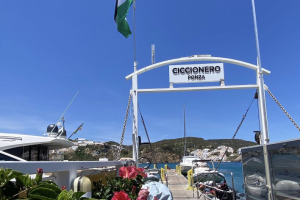 Ponza, assalto notturno alla bandiera palestinese