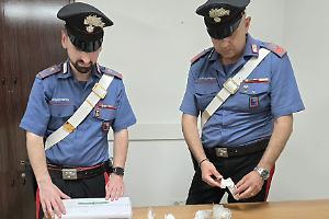 Fugge da un controllo dei Carabinieri per disfarsi della droga, arrestato un 47enne