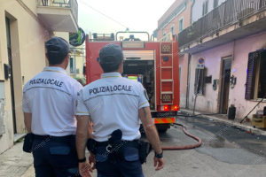 Incendio in un'abitazione, soccorso un uomo rimasto intossicato