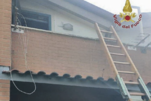 Incendio in casa, anziana salvata dai Vigili del fuoco