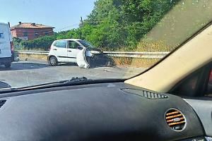 Imbocca la Pontina contromano e provoca un incidente