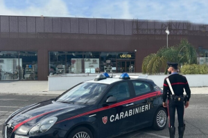 Ruba vestiti nel centro commerciale, 34enne denunciato