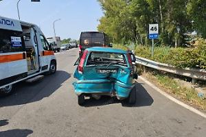 Violento tamponamento all'incrocio, feriti i conducenti