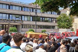 Applausi, lacrime e sirene delle protezioni civili per l'addio a Roberto Cotterli