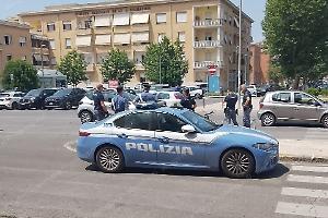 Sputa, aggredisce e minaccia passanti e avvocati