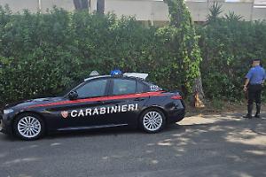 Insegue la ex con l'auto e la sperona, la donna finisce contro un albero