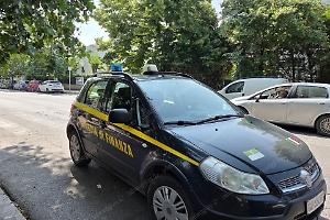 Scippatori spingono un'anziana a terra,  donna li segue e  riprende la borsa