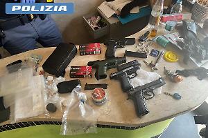 Aprilia, armi e droga in un’attività commerciale: arrestato un uomo