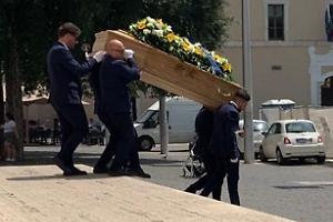 Accoltellato in piazza, ieri l'ultimo saluto a Massimiliano