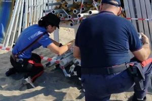 Ombrellini e sdraio fuori dagli spazi consentiti, sanzioni sul litorale