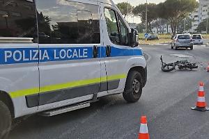 Scontro tra auto e bici in rotatoria, anziano investito insieme al cane
