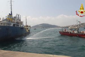 Incendio simulato sulla nave, esercitazione anticendio nel porto di Gaeta