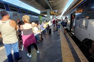 Guasto alla stazione di Latina, treni fermi e caos prima dello sciopero