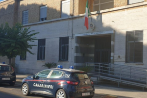 Si abbassa i pantaloni davanti ai passanti, denunciato un indiano di 45 anni