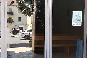 Prende a sassate la chiesa e gli agenti della Polizia locale