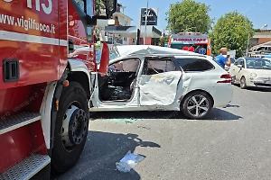 Incidente in centro tra un'auto e un mezzo dei vigili del fuoco, giovane ferito