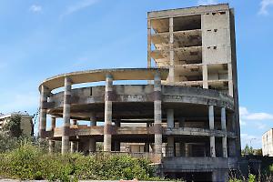 Ex Icos, il giorno della demolizione: storia di un palazzo mai nato