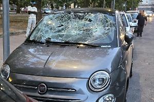 Raptus di follia, straniero sfonda il parabrezza di un'auto con un ramo