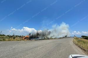 Incendio davanti all'area fiere di Campoverde, disagi sulla Pontina
