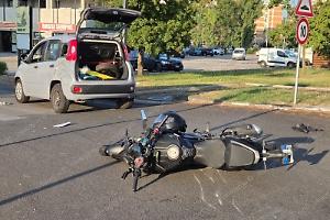 Scontro con un'auto in manovra, ferita giovane motociclista