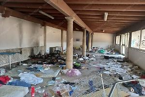 Senzatetto, rifiuti e degrado nel bar confiscato in via dei Mille