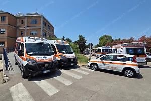 Caos al pronto soccorso, 11 ambulanze in attesa e parcheggi occupati dalla sosta selvaggia
