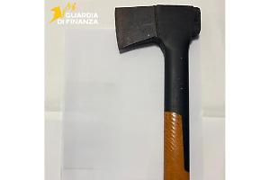 Fermato, aveva un'ascia in auto. "Mi serve per il lavoro di guardiano notturno di un chiosco"