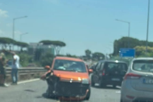 Perde il controllo dell’auto e finisce contro la cuspide dello svincolo della Pontina, 4 km di coda