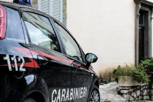 Aggredisce un 51enne con un coccio di bottiglia, denunciato