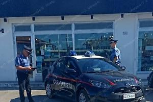 Rissa in un bar: denunciato un 24enne, trovati   droga e manganello