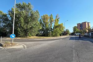 Una roulotte del clan per occupare un'area verde del Comune