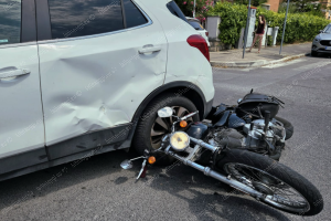 Incidente in centro tra moto e auto, ferito un quarantenne