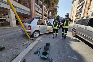 Alla guida in stato di alterazione urta un’auto e abbatte un semaforo, poi cerca di scappare